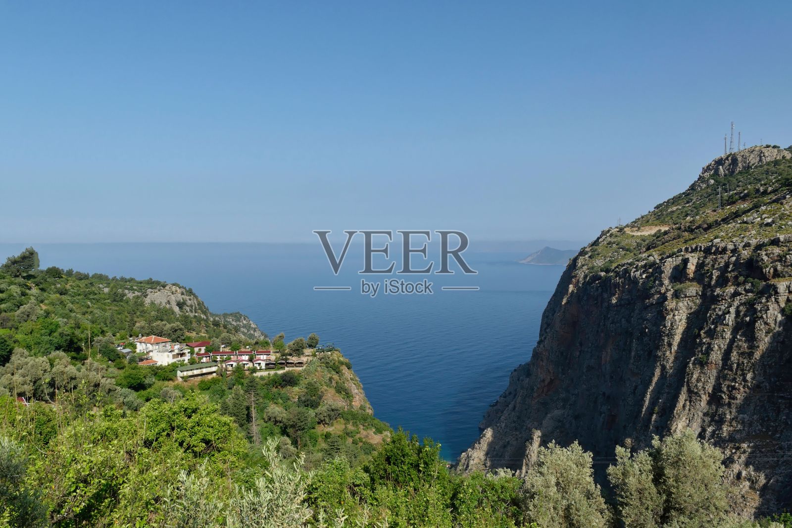 土耳其法拉利亚乔治宫的纯净水和绿色小山的航拍照片照片摄影图片