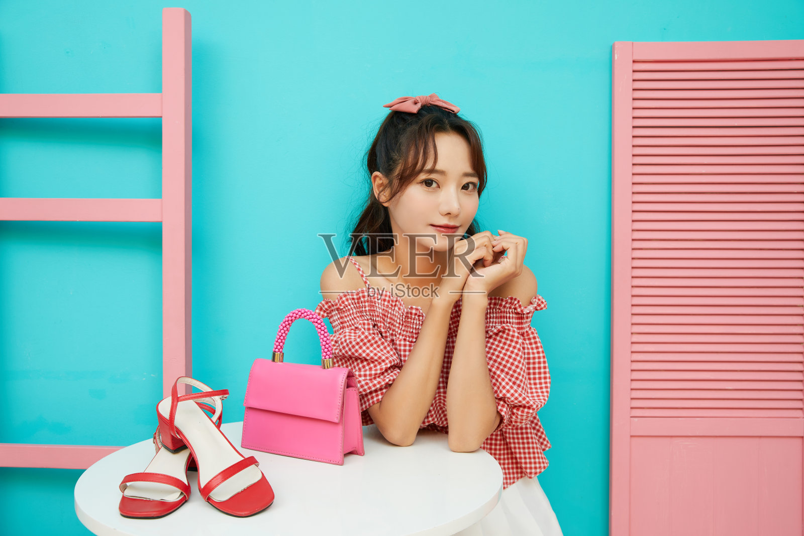 一位年轻亚洲女性的彩色肖像照片摄影图片