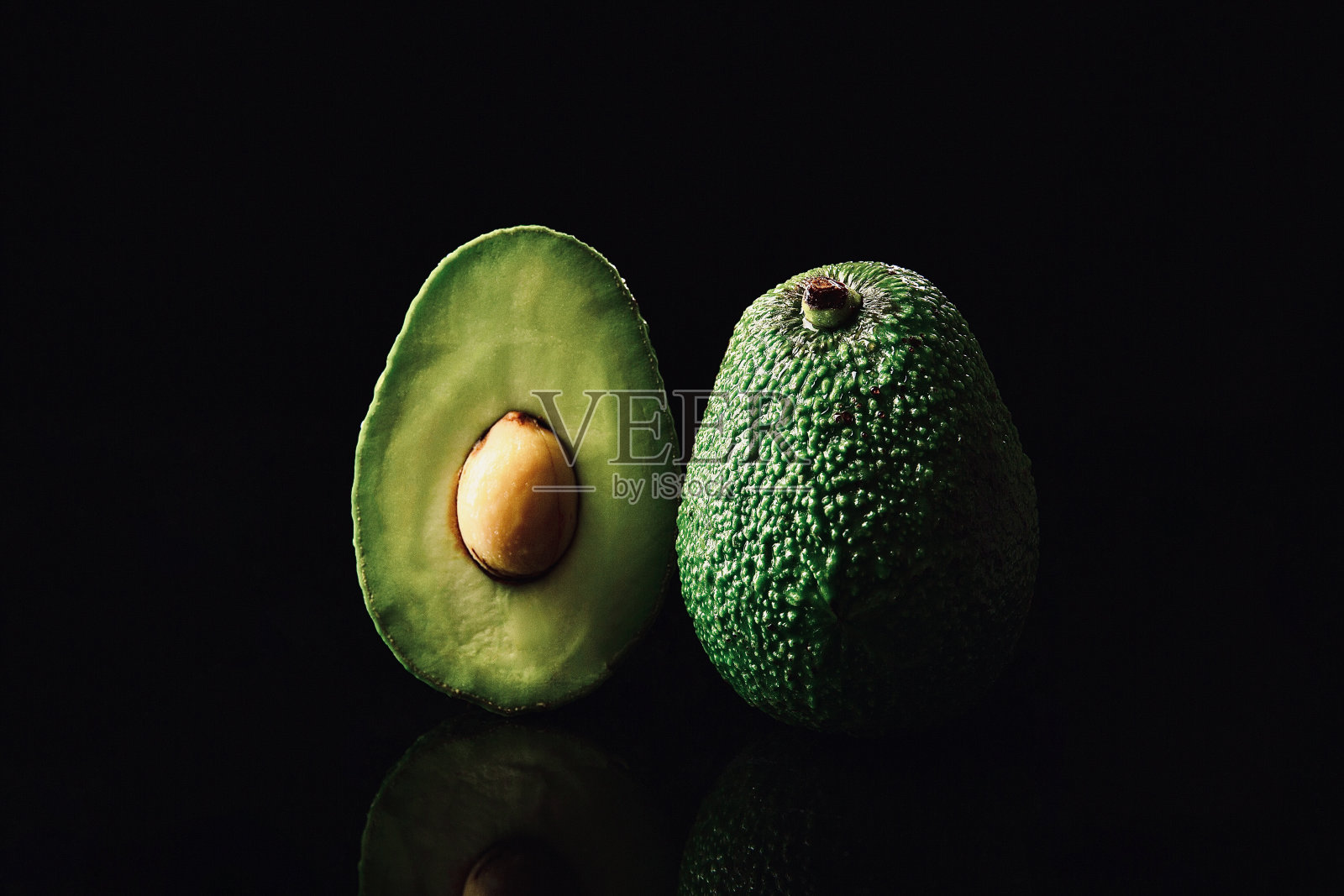 一个一半的牛油果,在横截面-库存照片照片摄影图片