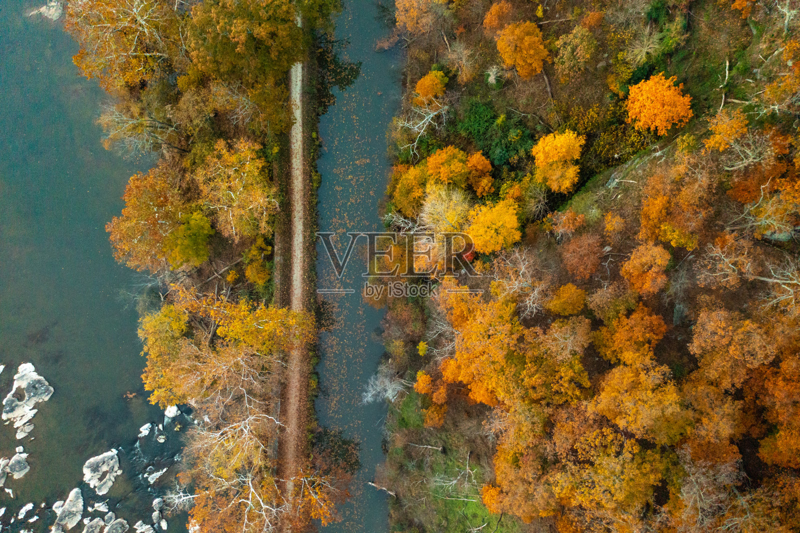 马里兰州日落黄昏时波托马克河和C&O运河的鸟瞰图照片摄影图片