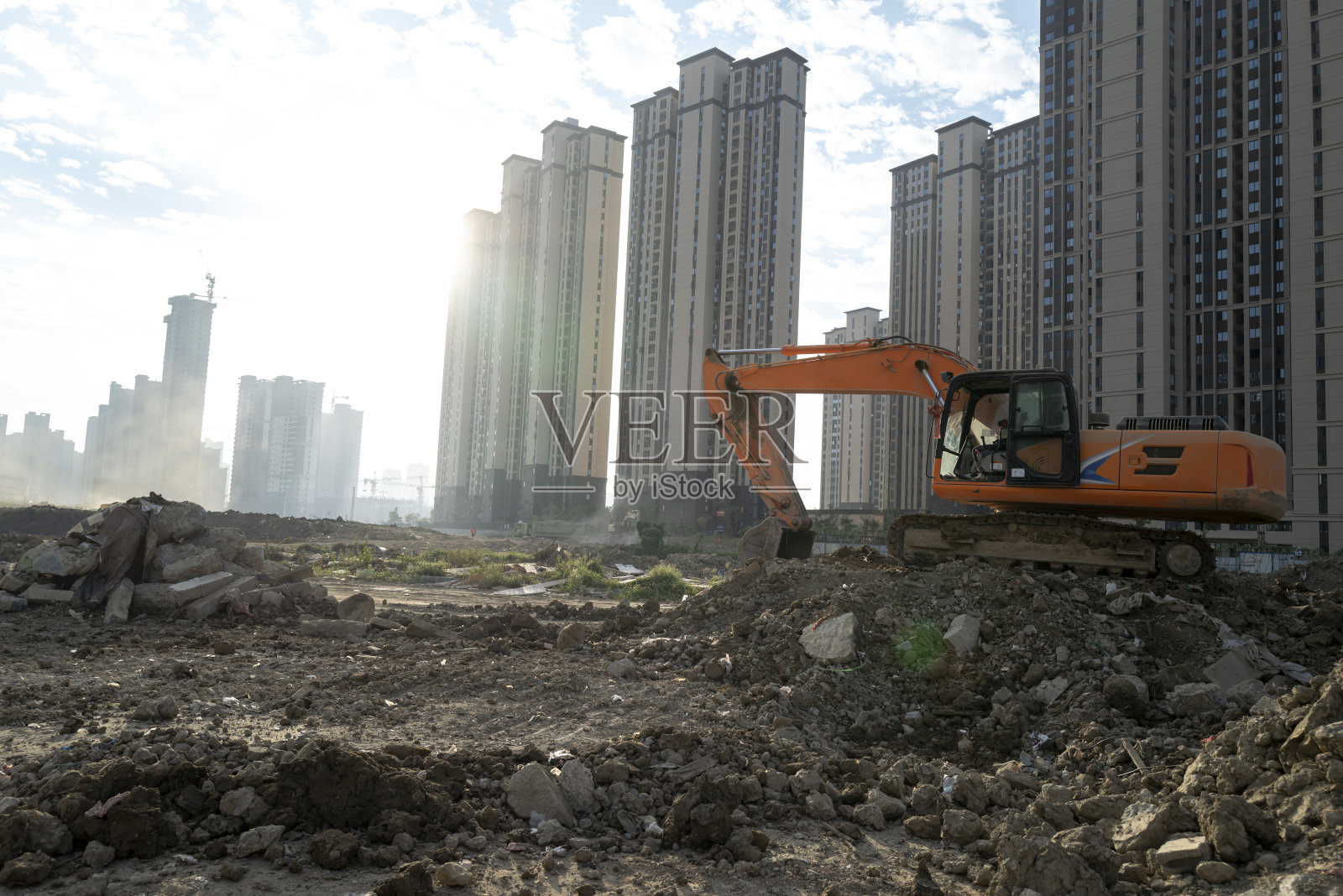 上午,挖掘机在一个建筑空土现场照片摄影图片