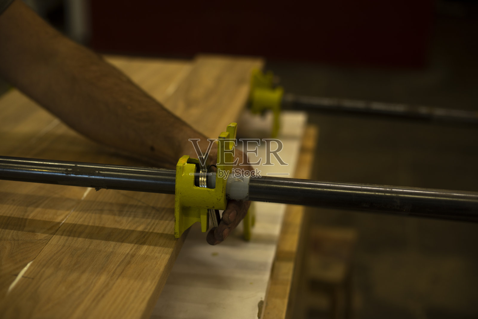 木材紧固件。板架。家具的细节。木车间。胶合板挤压。照片摄影图片