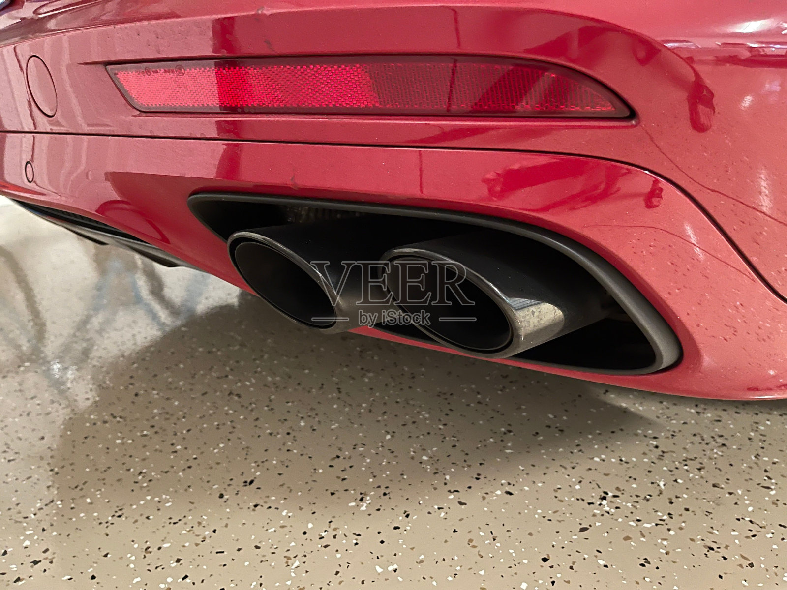 特写消音器的现代红色汽车照片摄影图片