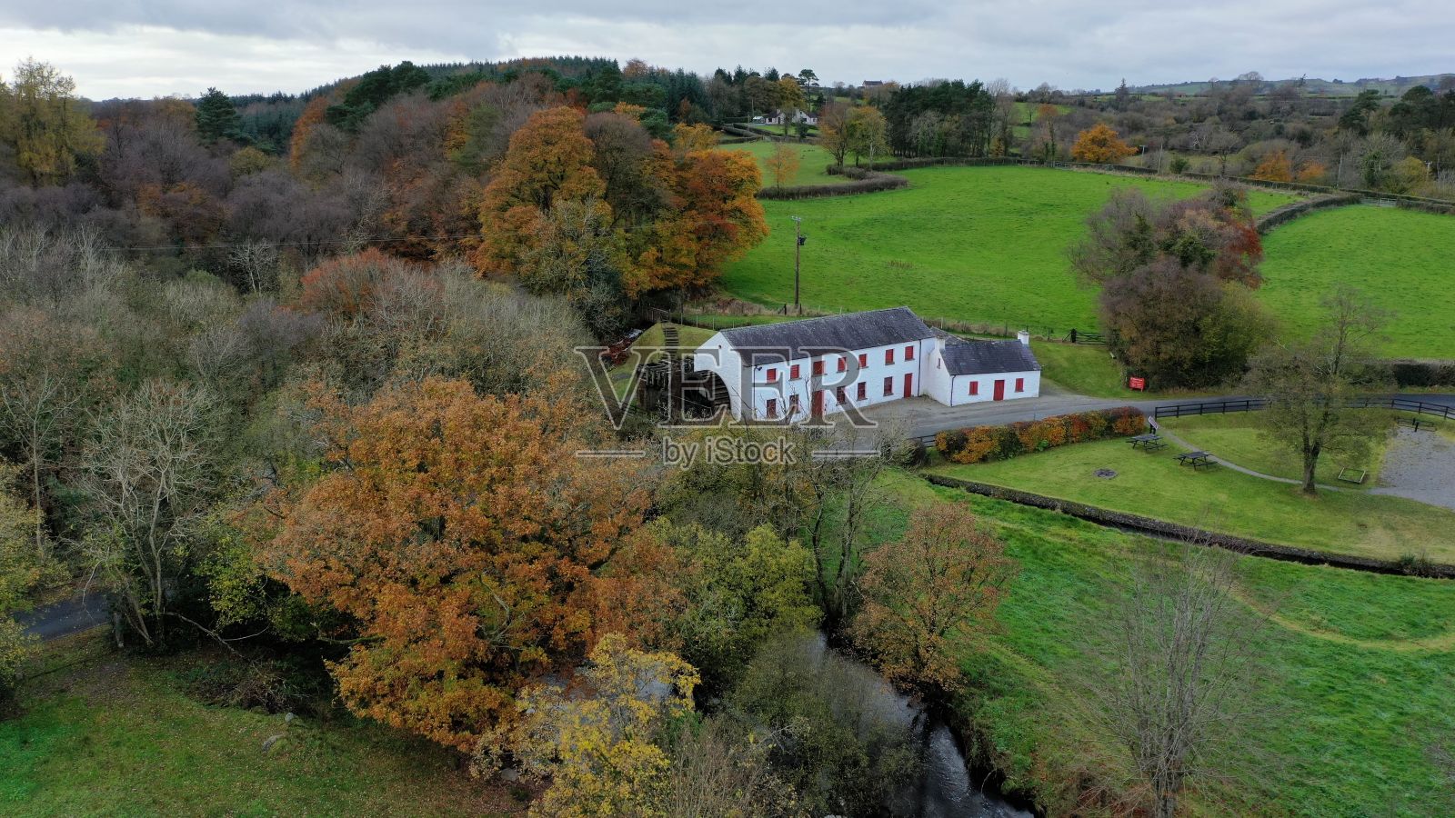 北爱尔兰乡村地区老磨坊的鸟瞰图照片摄影图片