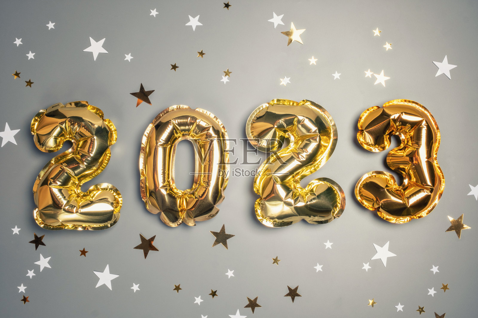 2023年新年气球庆祝卡。照片摄影图片