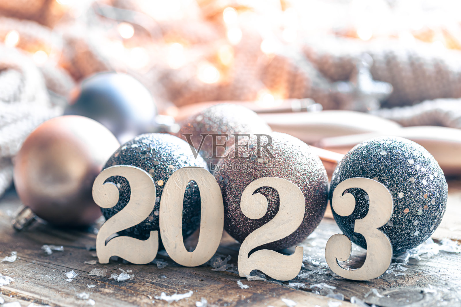 圣诞节背景数字2023和圣诞树的球。照片摄影图片