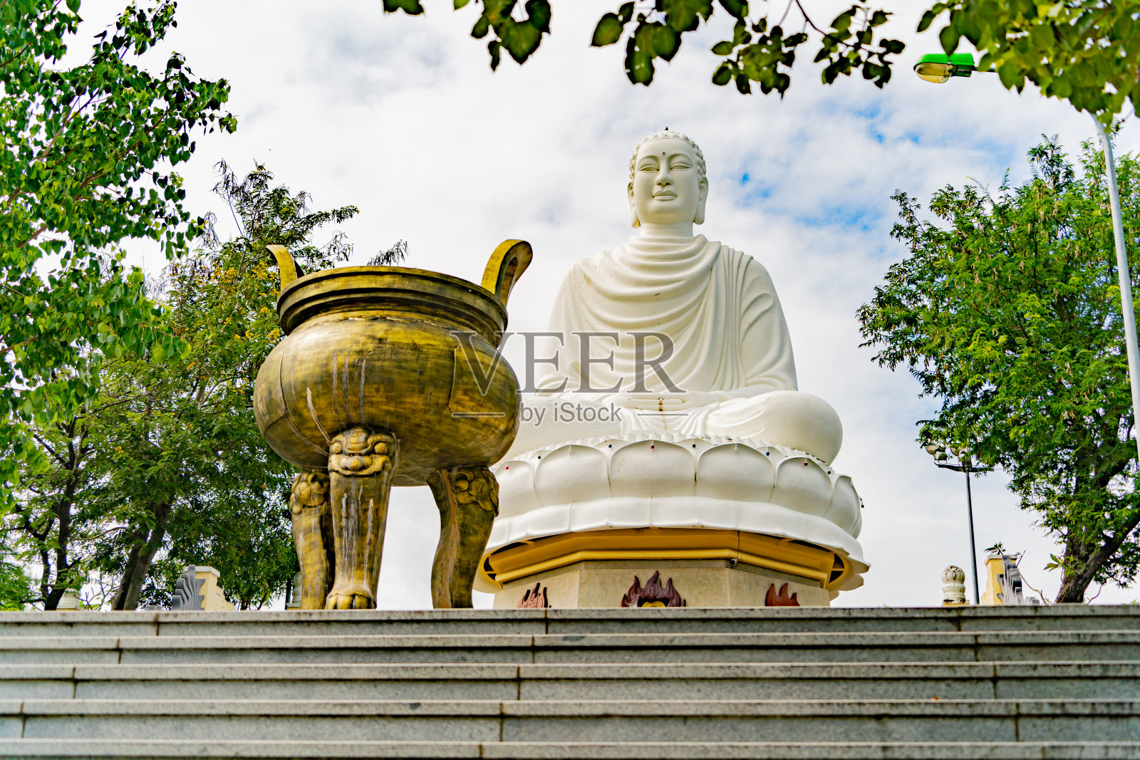 莲花上的白佛。照片摄影图片