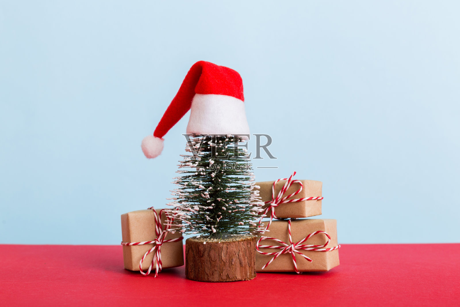 圣诞节装饰品:礼物、小树、树枝和手工DIY装饰品照片摄影图片