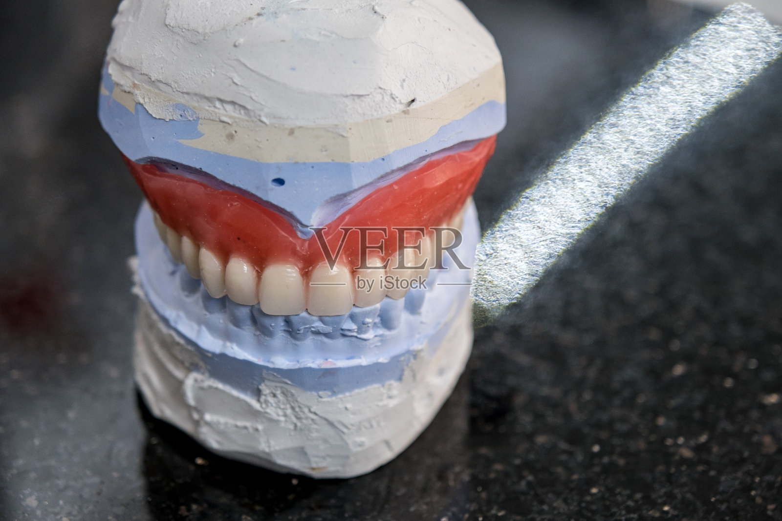 假牙留在模具里照片摄影图片