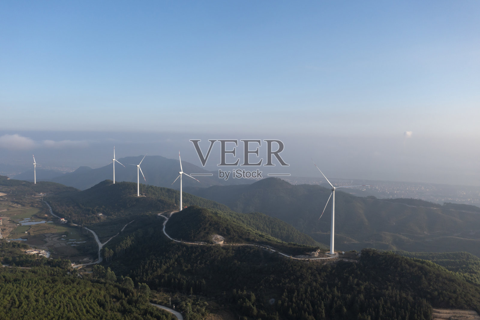 山顶上的风力发电站照片摄影图片