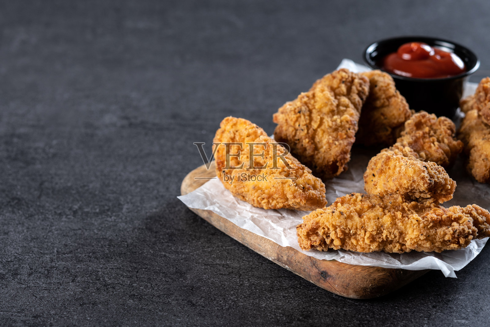 黑石板背景的脆肯德基照片摄影图片