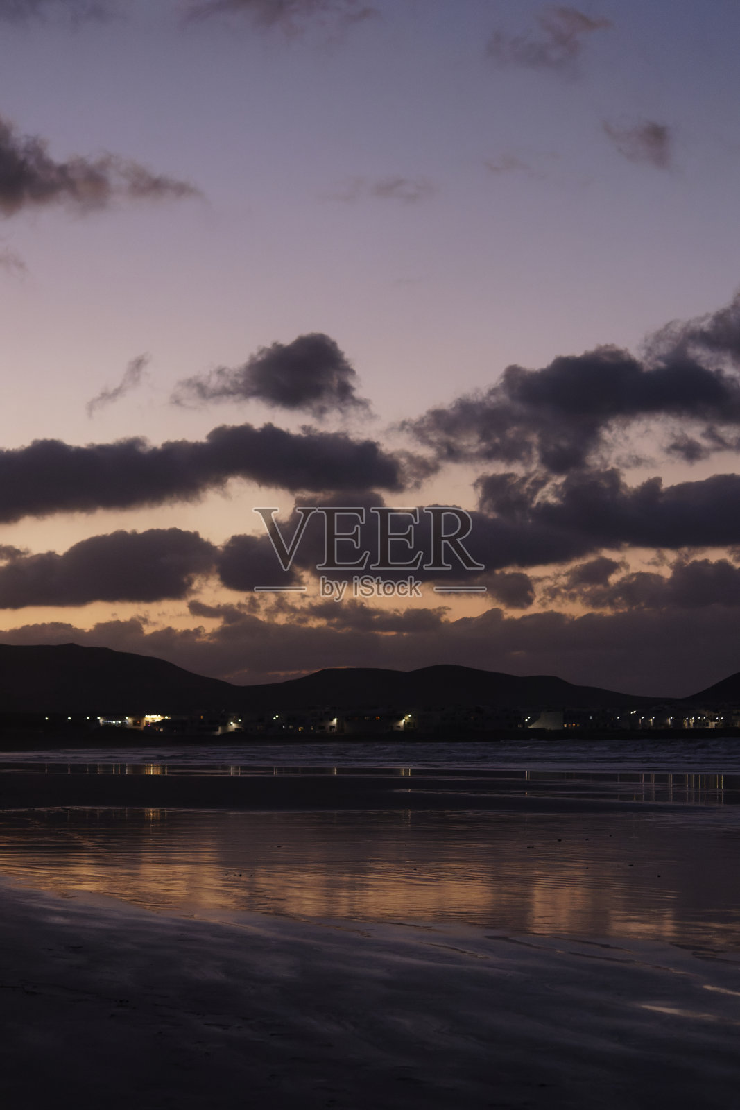 海滩上的日落,法马拉海滩,加那利岛。照片摄影图片
