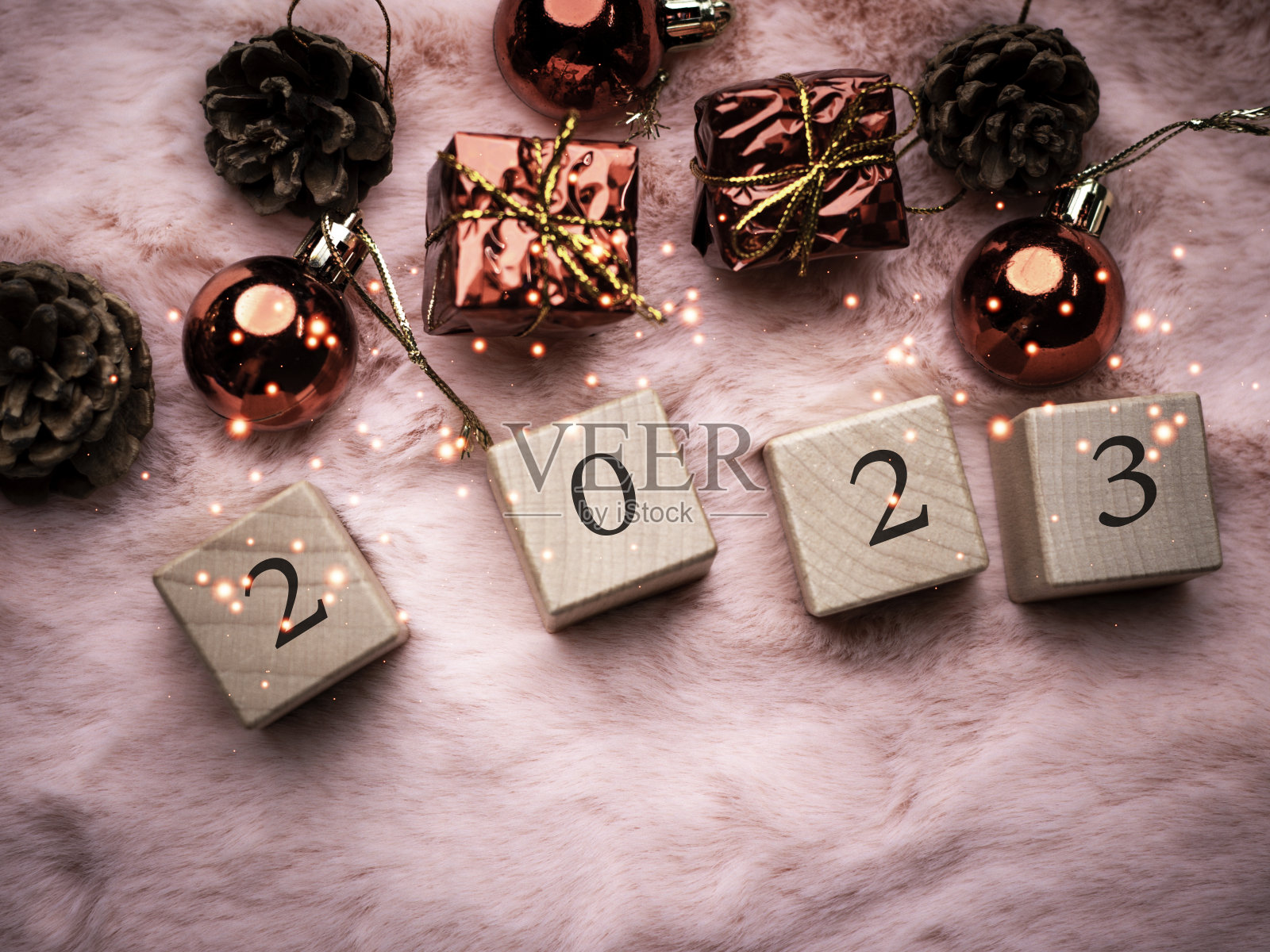 圣诞树和礼品盒球。模糊背景中的散景花环。立方体块包含了做业务克服的目的。为2023年的新年构思。照片摄影图片