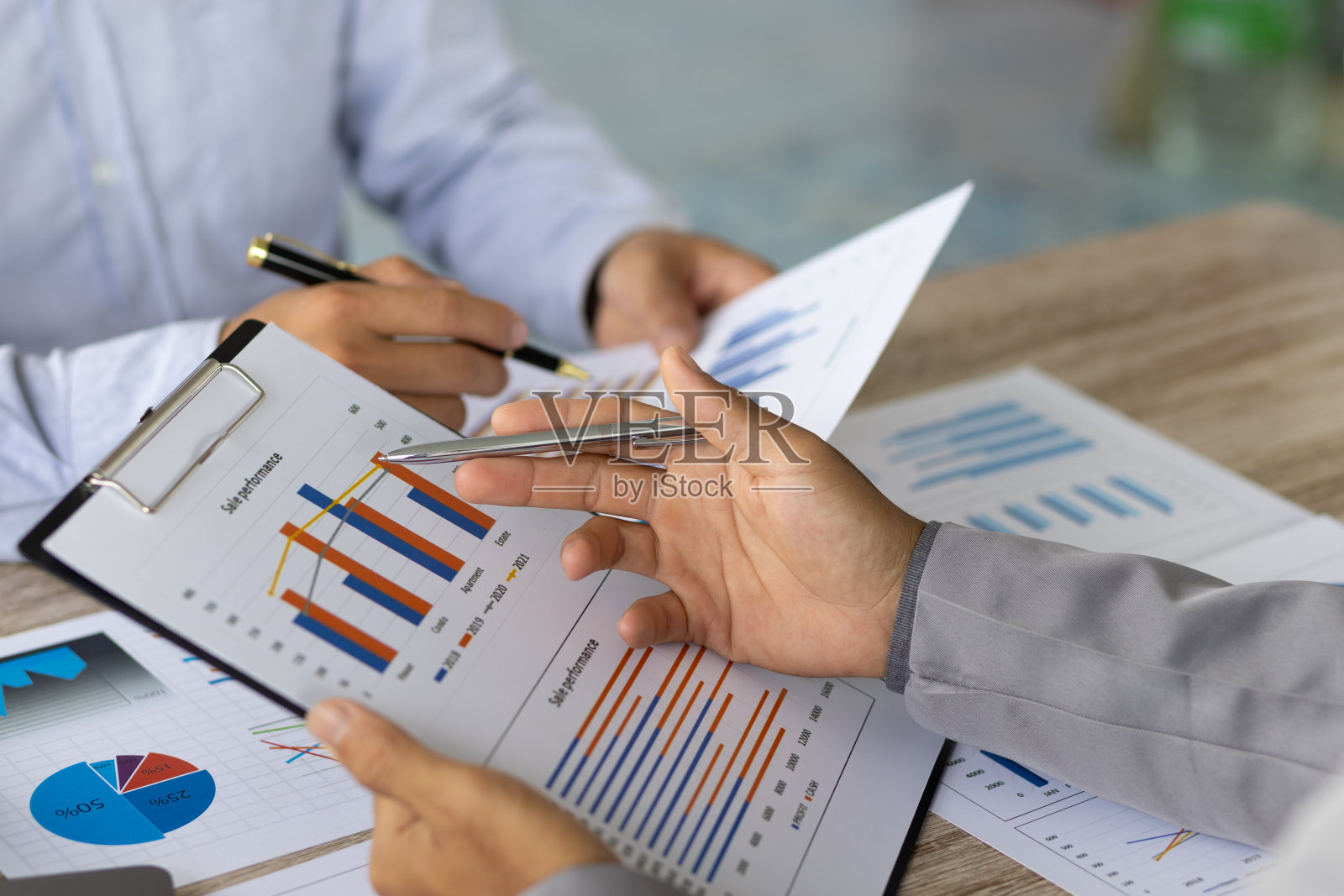 会议讨论公司的市场增长战略分析和商业投资的财务规划。照片摄影图片