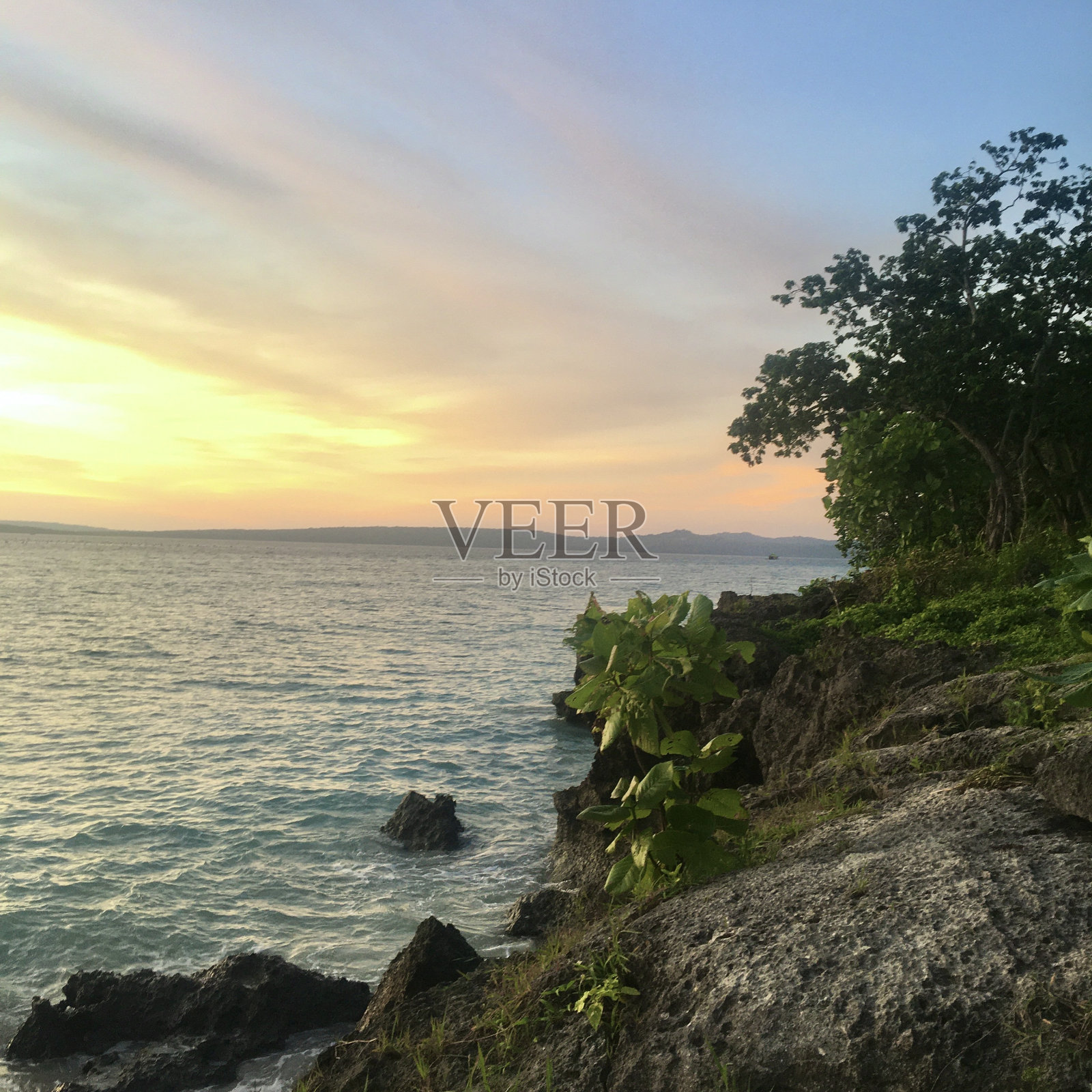 下午的岩石海滩照片摄影图片