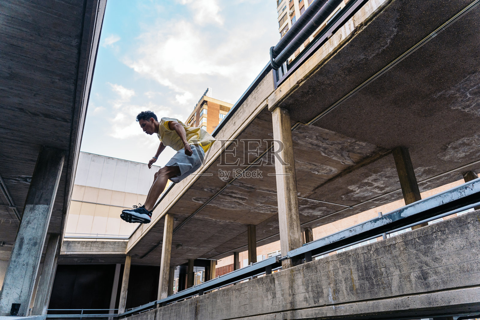 户外跑酷练习照片摄影图片