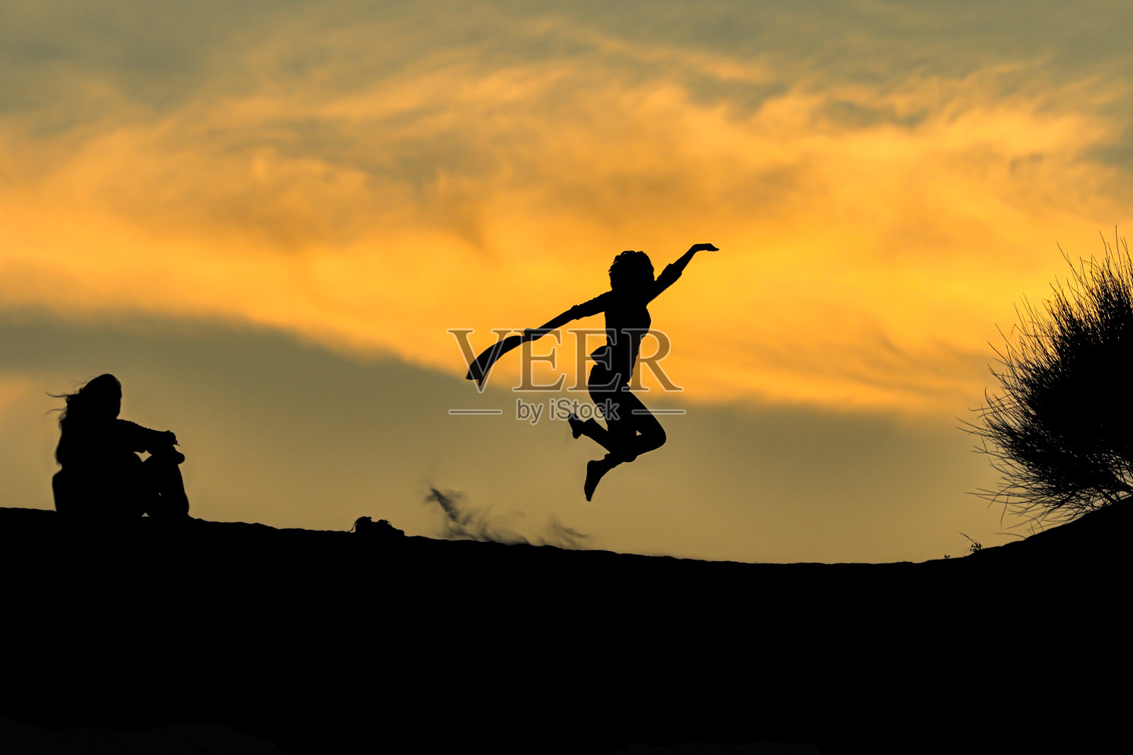 飞得更高:日落时的剪影照片摄影图片