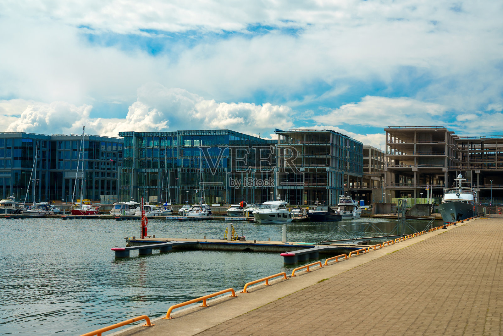 塔林港老城码头与新建筑发展。照片摄影图片