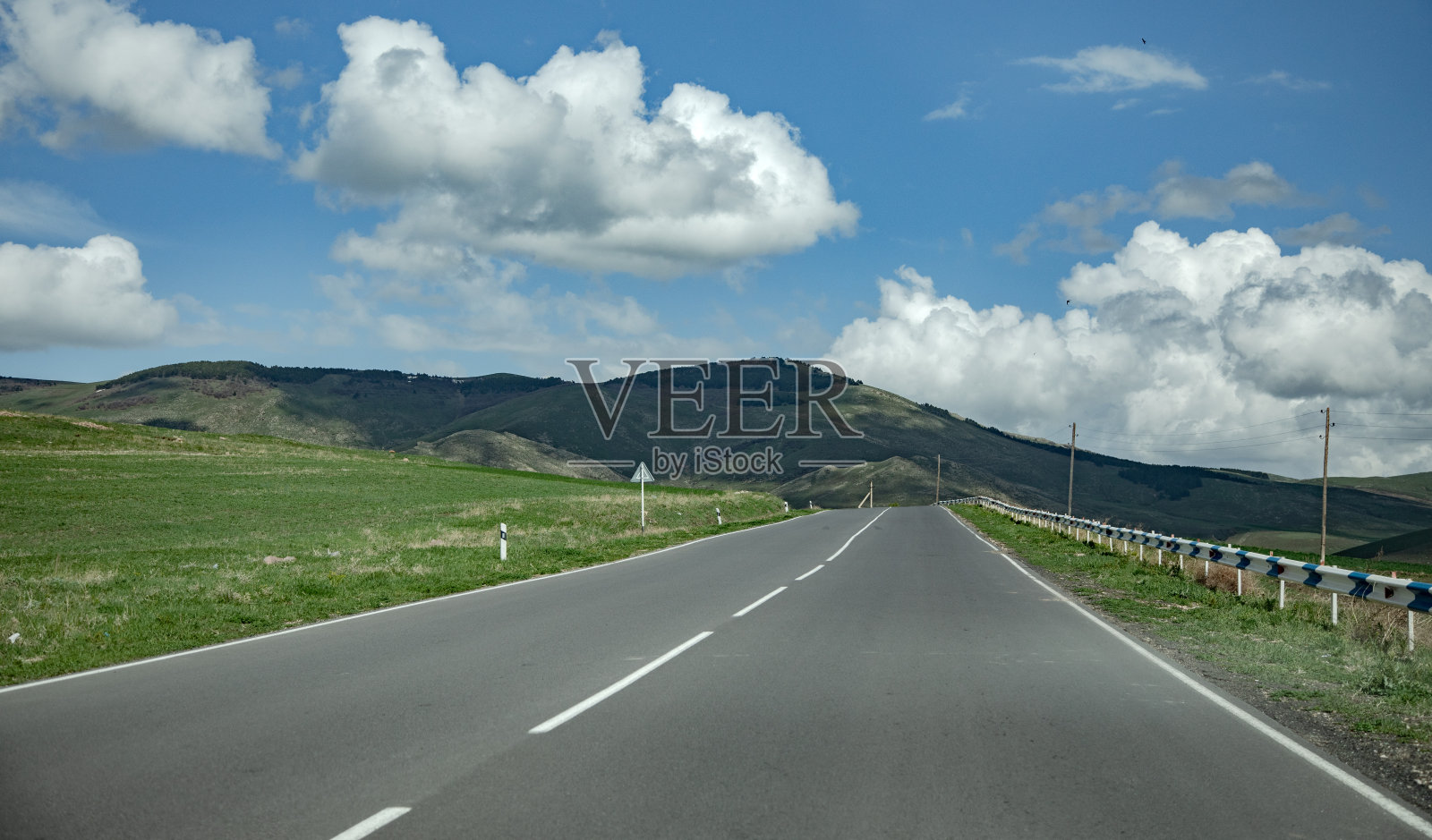 穿过群山的道路照片摄影图片