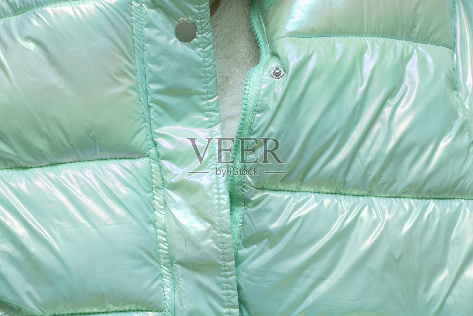 暖暖的儿童冬季绿色羽绒服为背景,冬季羽绒服,时尚照片摄影图片