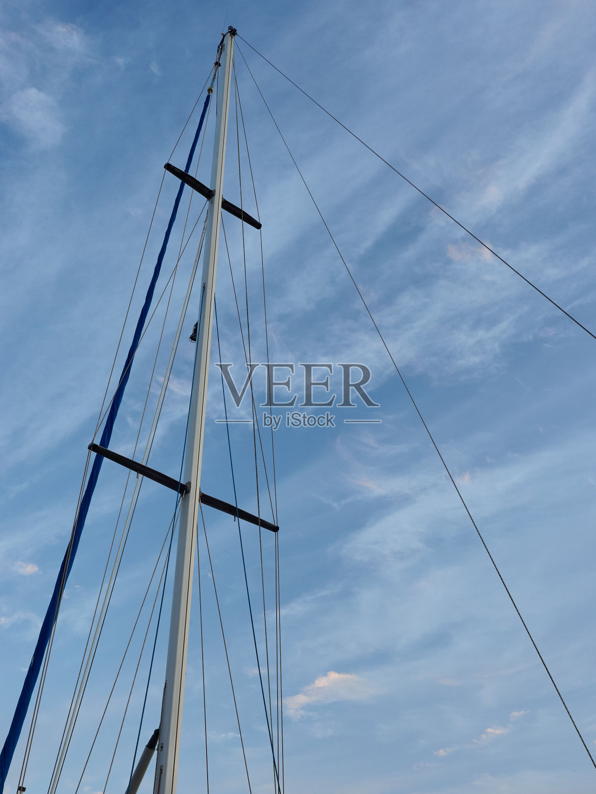以天空为背景的游艇桅杆的垂直镜头照片摄影图片