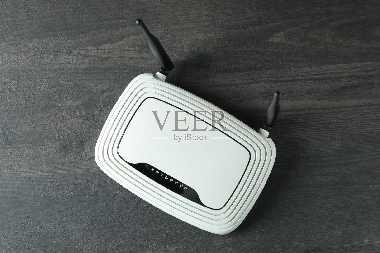 带有外部天线的Wi-Fi路由器,深色木质背景照片摄影图片