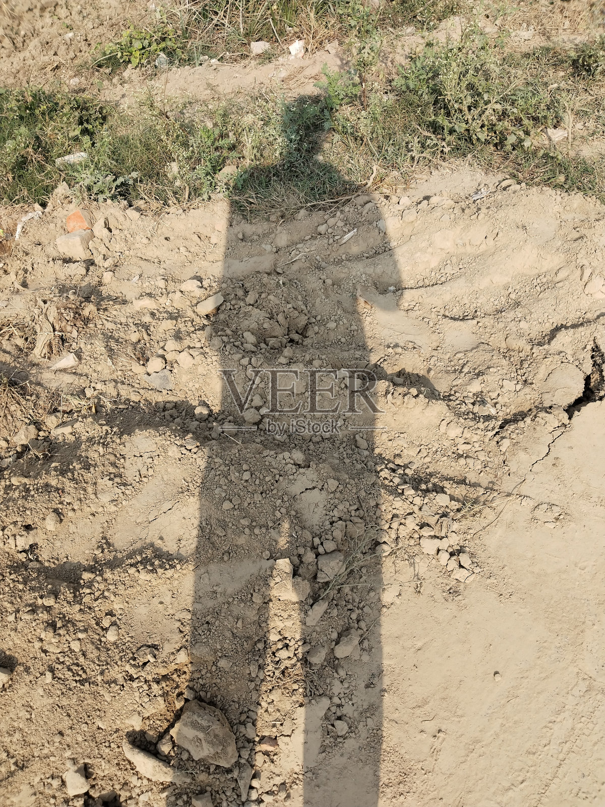 一个人的影子在土壤领域背景放置你的文本/抽象图像照片摄影图片