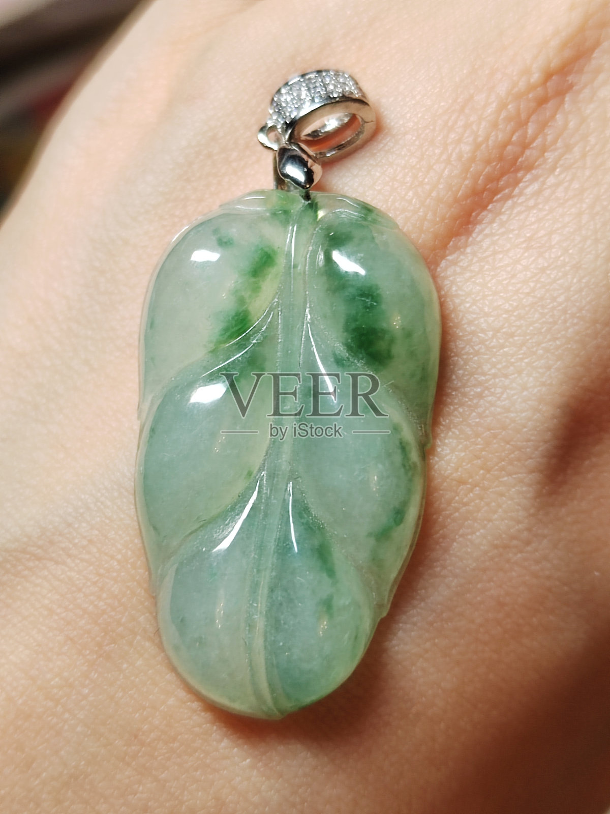 玉叶挂件照片摄影图片