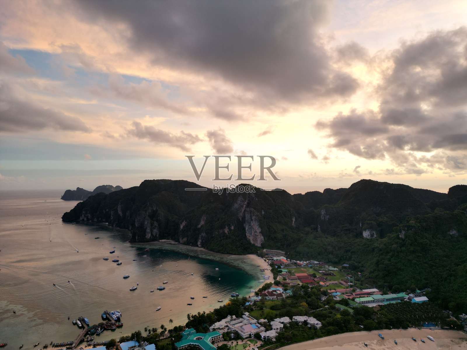 无人机拍摄的Koh Phi Phi照片摄影图片