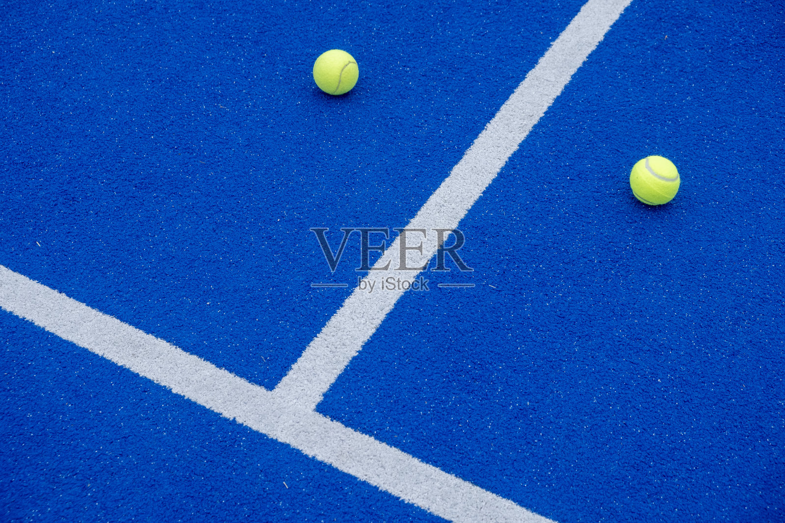 用人造草铺成的球拍网球场上的球照片摄影图片