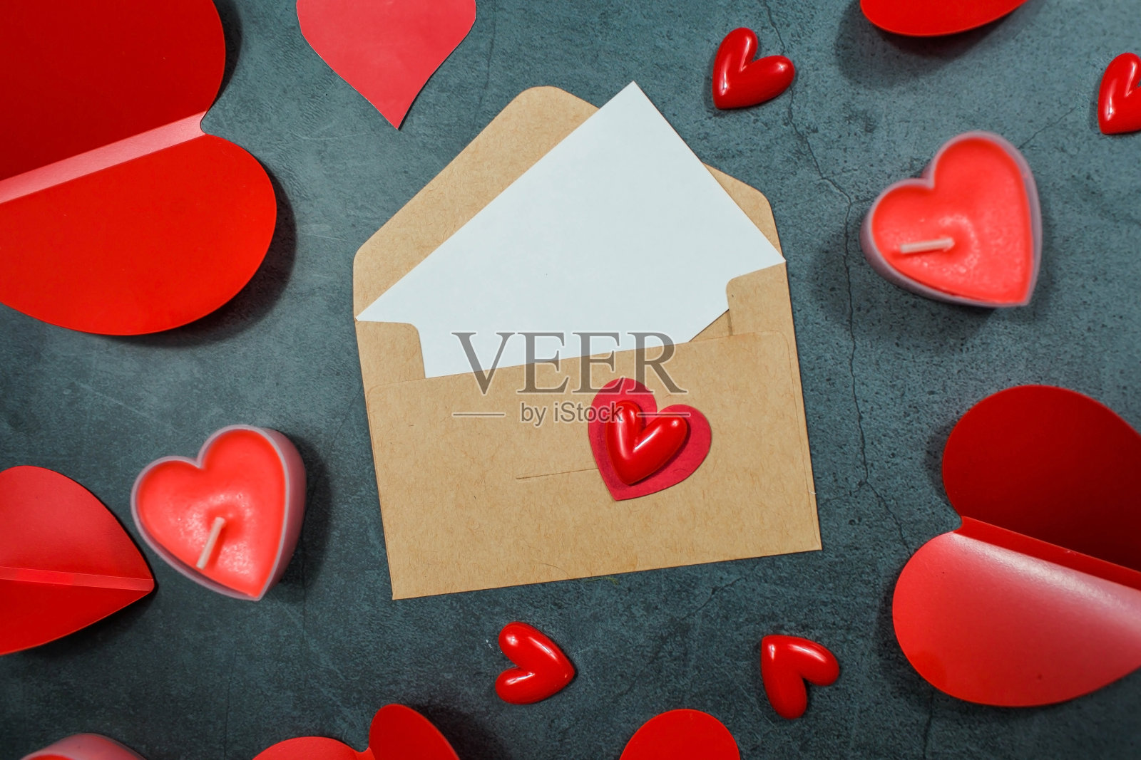 横幅。红色的心,一个信封,一张白色的纸上的文字在黑暗的背景和复制空间。情人节节日问候的概念。照片摄影图片