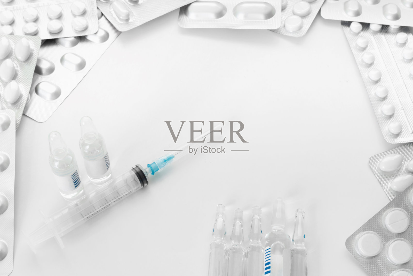 预防大流行病毒的药物和感染。药片,白色隔离背景的面具。平铺顶部视图与复制空间为您的文本。照片摄影图片