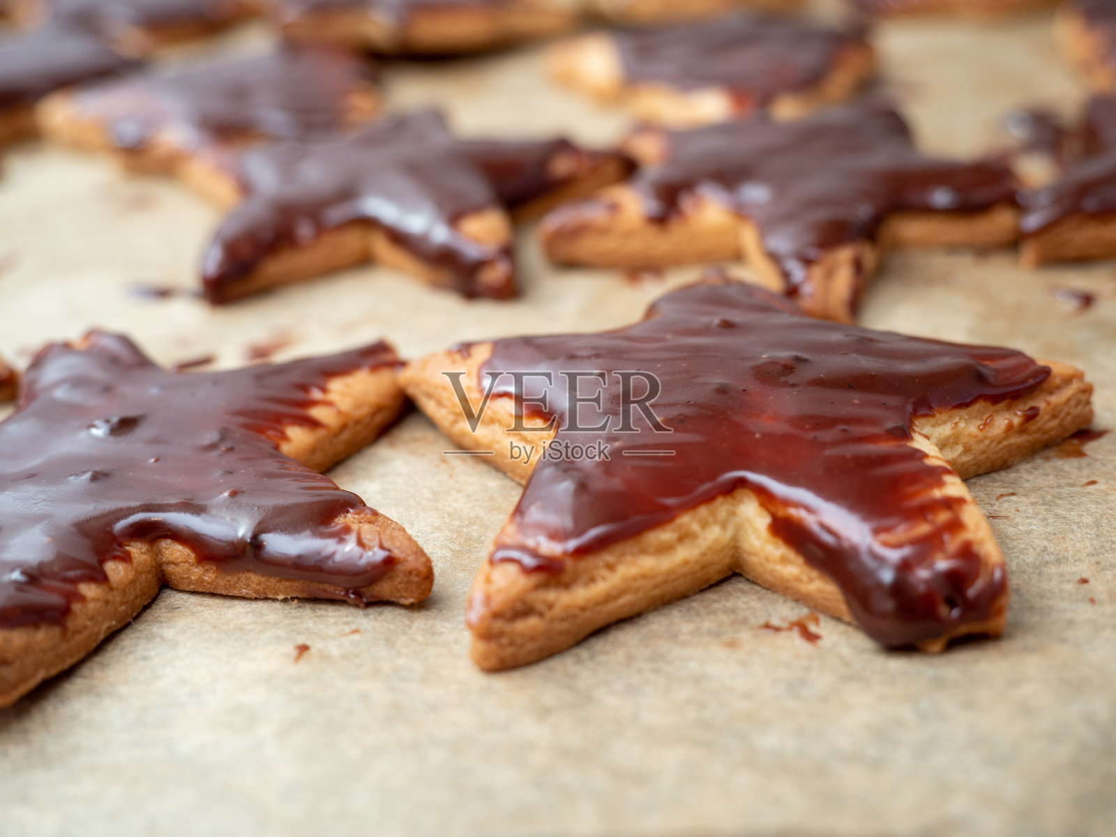 做美味的圣诞饼干。烘焙传统饼干。照片摄影图片