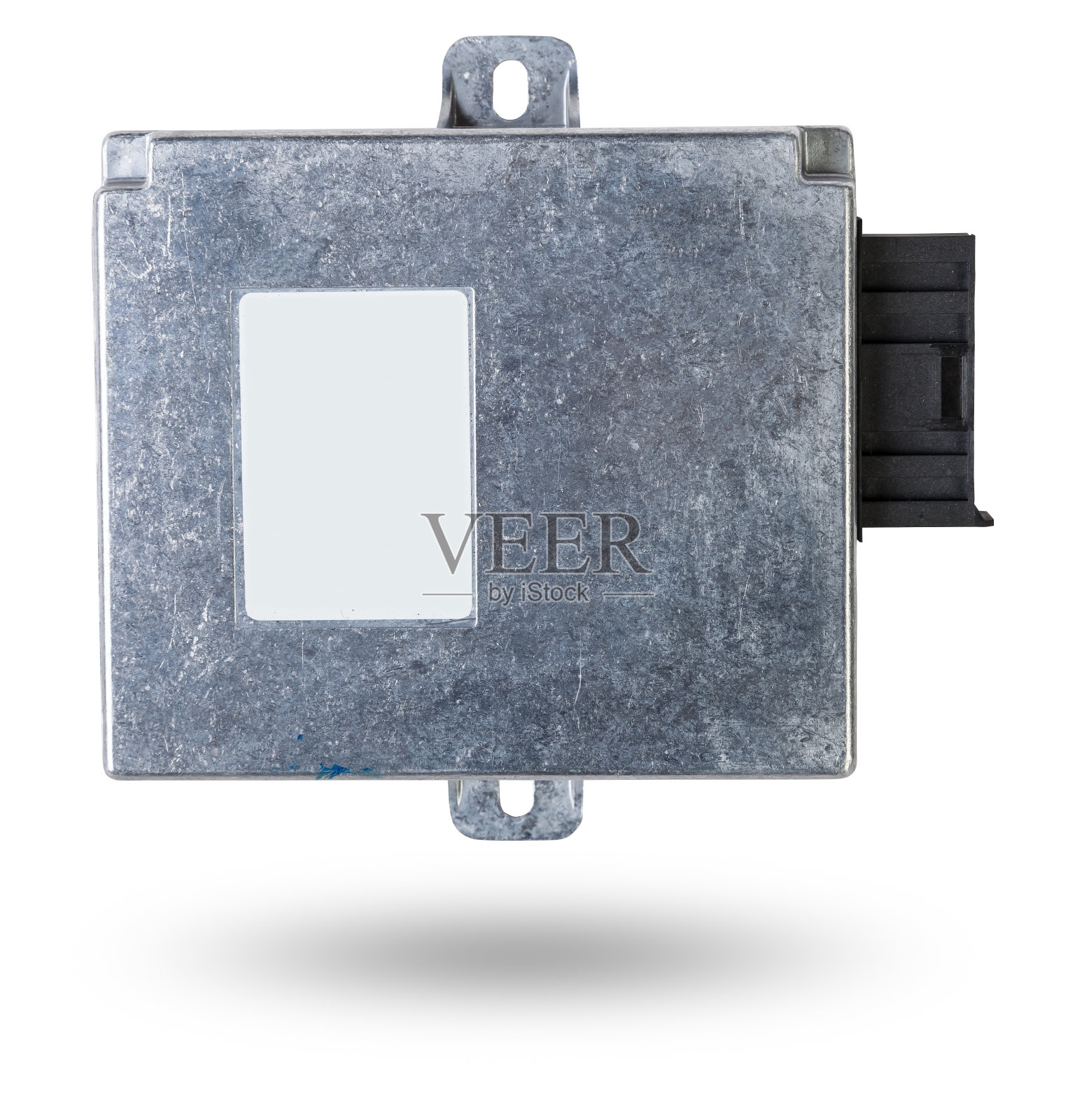 塑料汽车发动机控制单元与白色隔离背景上的金属元素是各种子系统、单元和组件的连接中心。监控当下的状态。备件照片摄影图片