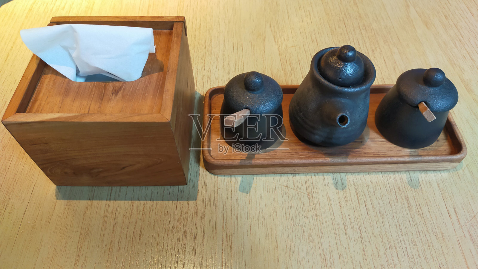 寿司餐厅的餐具,纸巾,芥末,辣椒粉,辣椒,纸巾盒。照片摄影图片