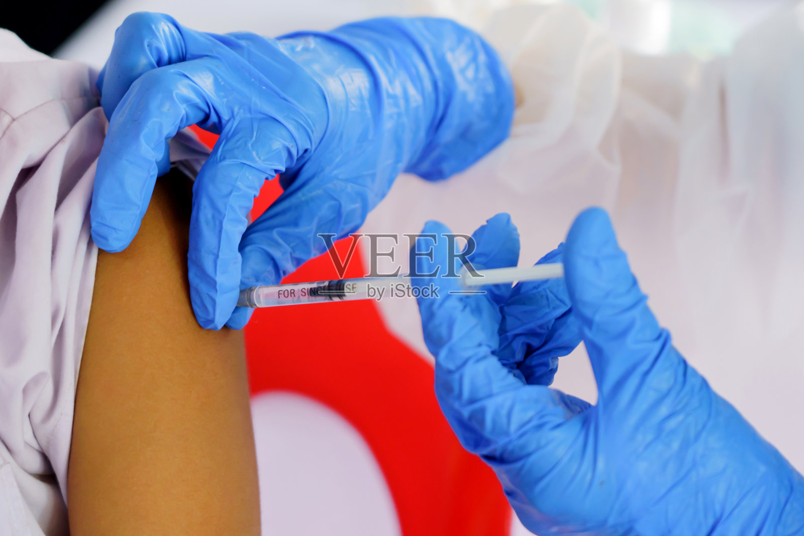 护士拿着注射器给病人注射疫苗。保健概念照片摄影图片