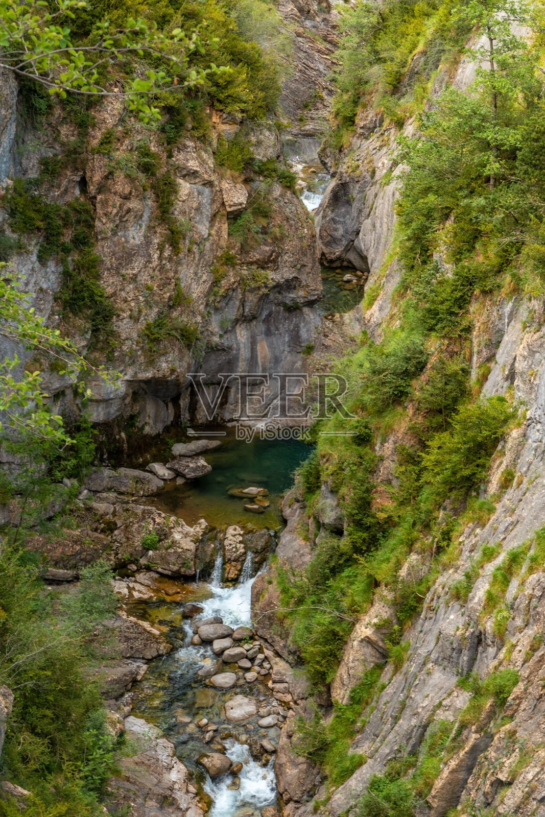 悬崖之间的河流的垂直镜头照片摄影图片