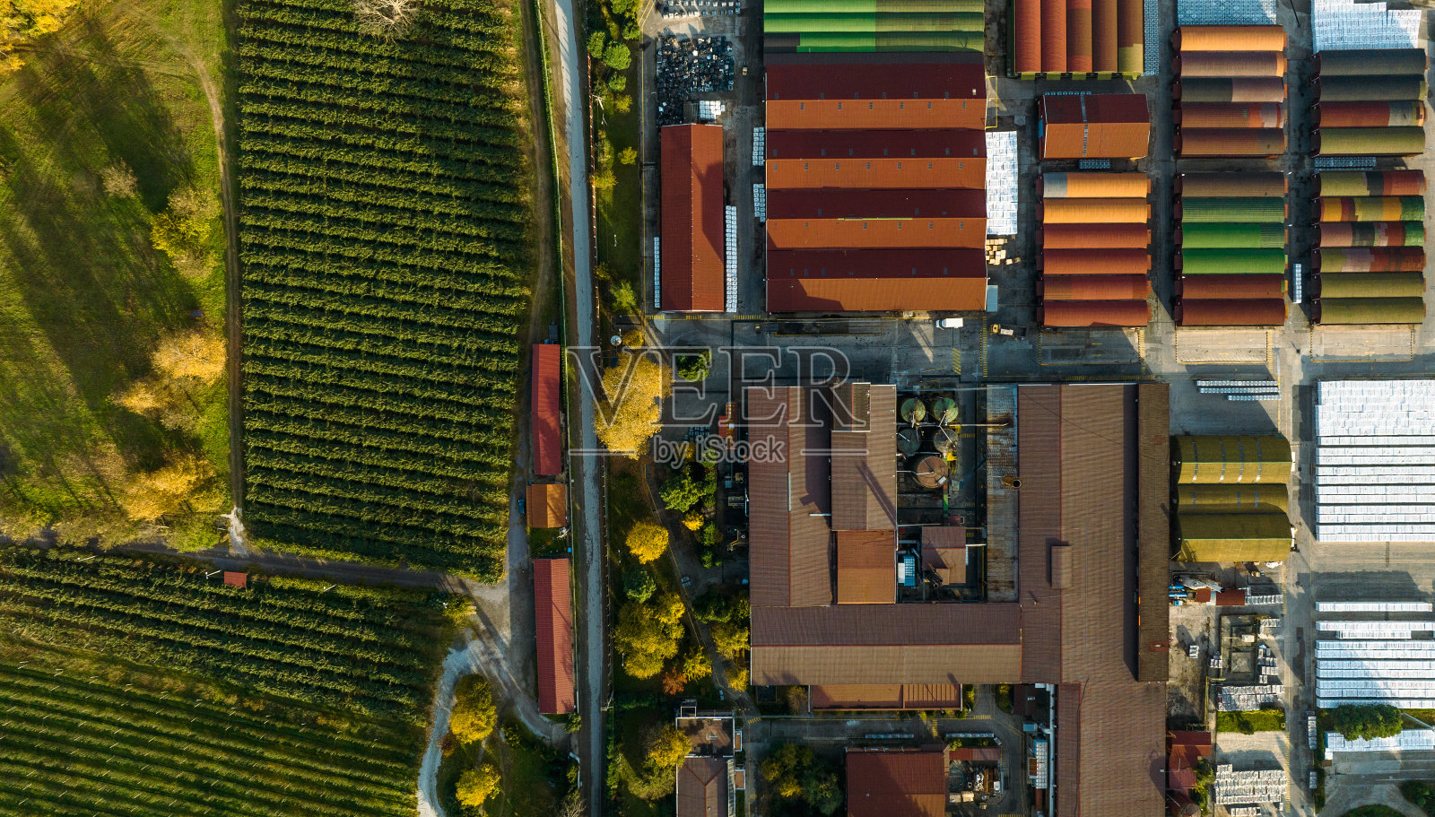 无人机拍摄的紧邻农业景观的工业区照片摄影图片