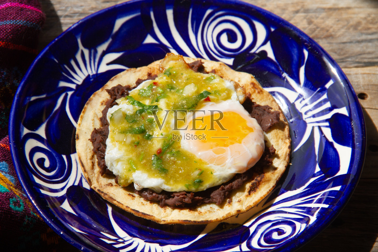 墨西哥绿色牧场鸡蛋加玉米饼吐司。照片摄影图片