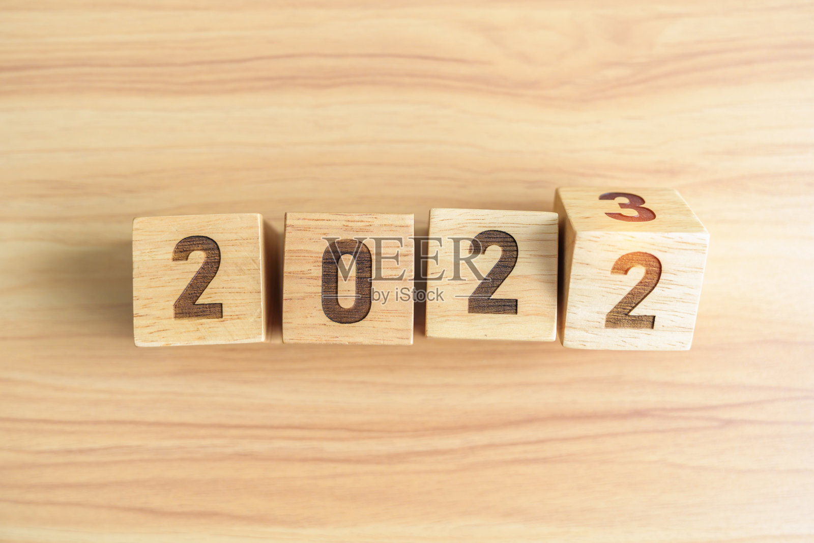 在表格背景上,2022年更改为2023年。目标、决心、战略、计划、开始、预算、使命、行动、动力和新年概念照片摄影图片