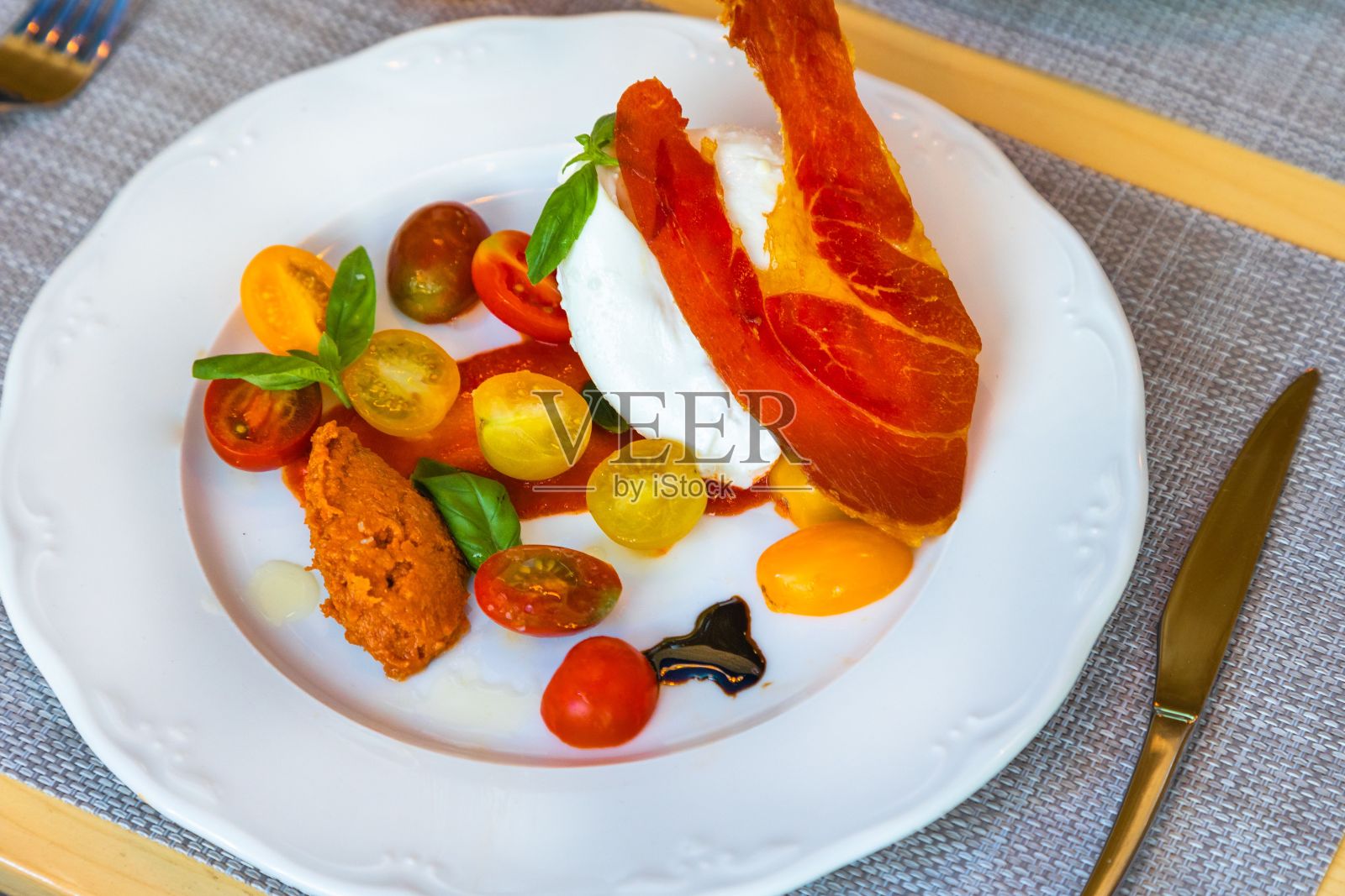 洁白的盘子上有荷包蛋和圣女果照片摄影图片