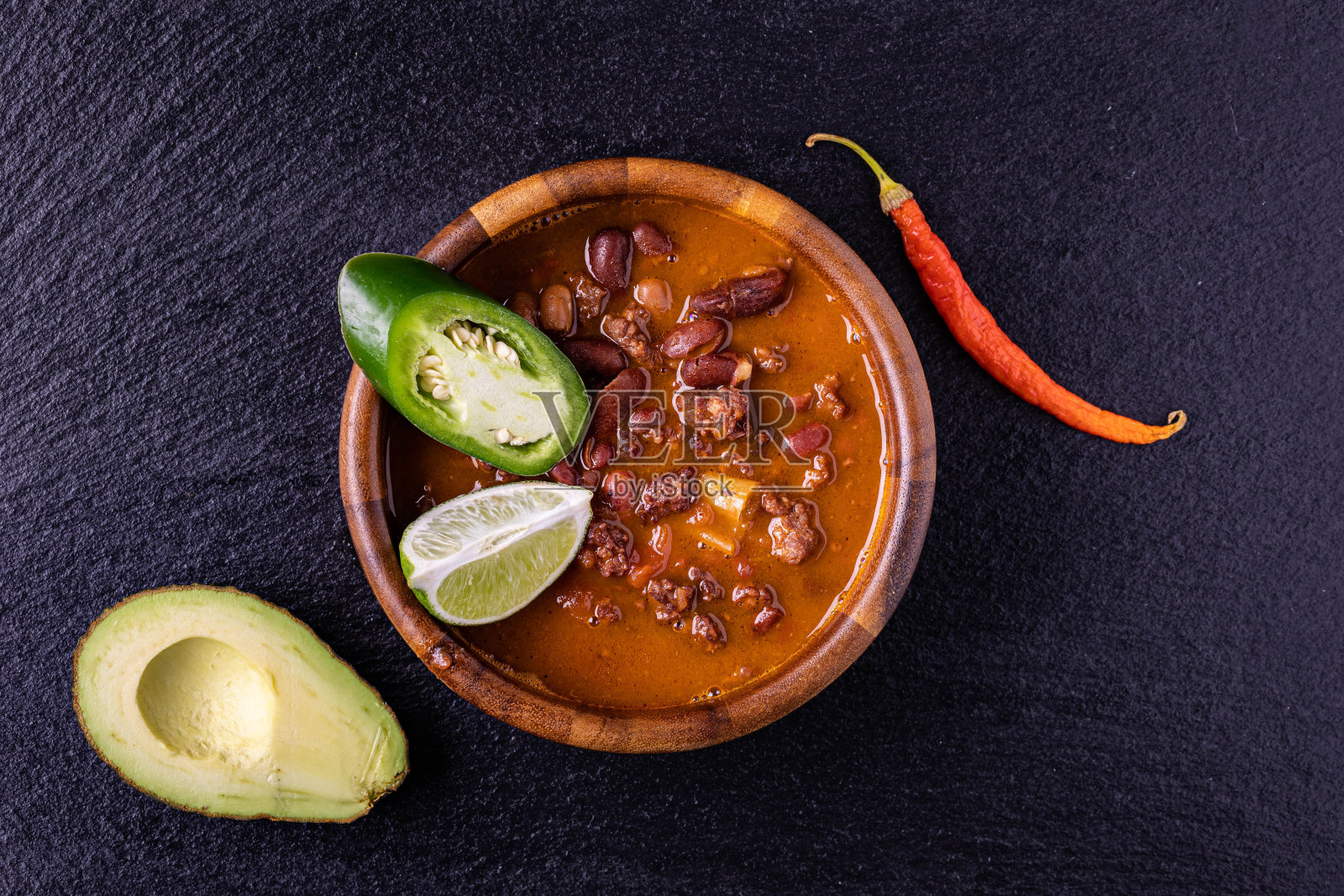 一碗美味的墨西哥汤,有蔬菜和香料照片摄影图片