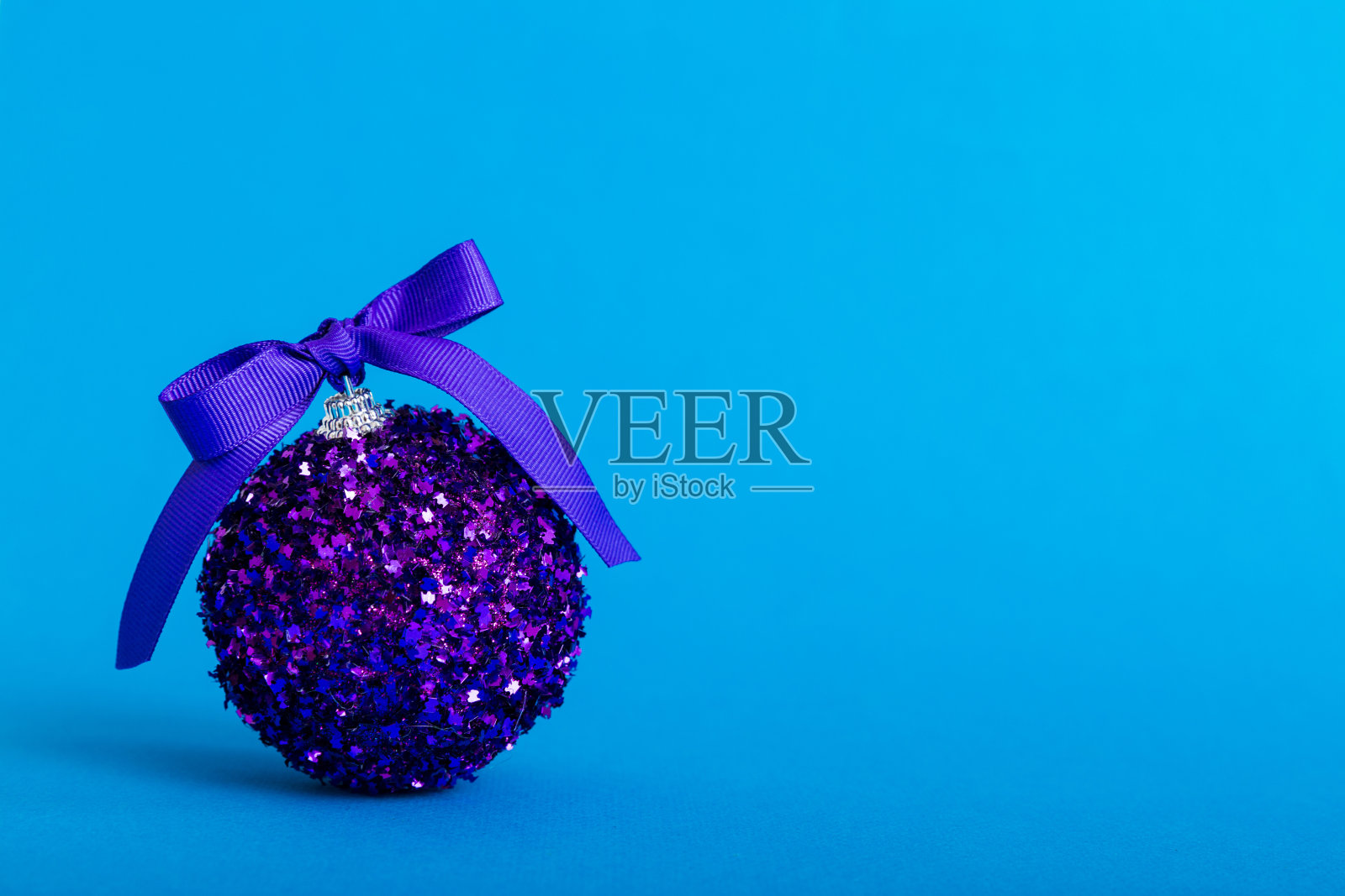 彩色背景的圣诞球。装饰彩带蝴蝶结与复制空间照片摄影图片