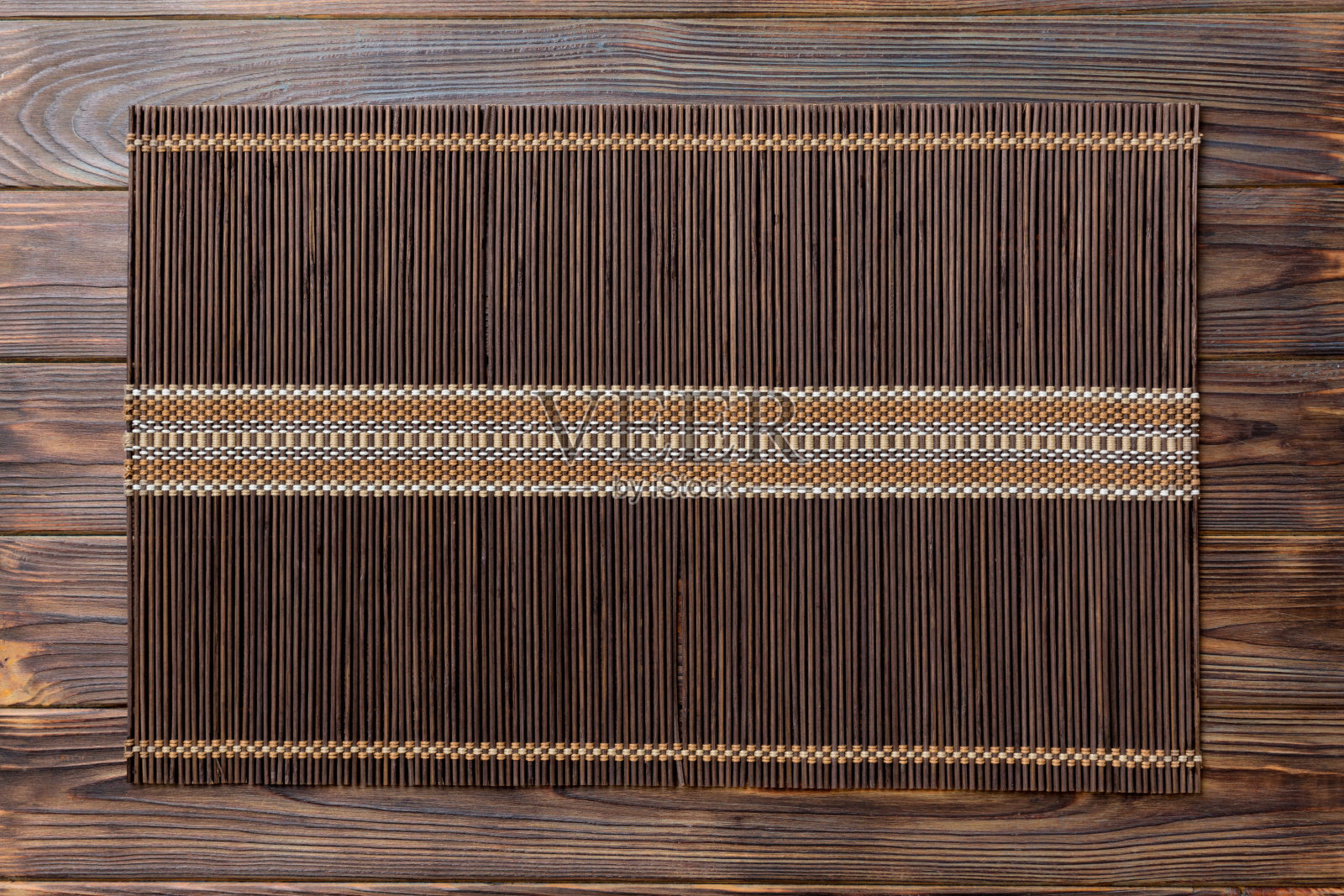 俯视图的棕色桌布的食物在木制背景。为你的设计留出空间照片摄影图片