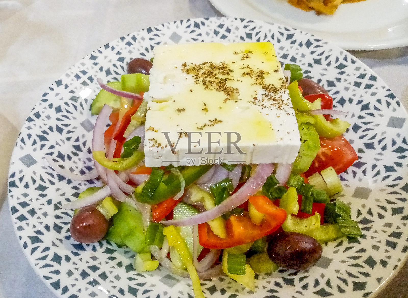 五颜六色的希腊沙拉上面有羊乳酪照片摄影图片