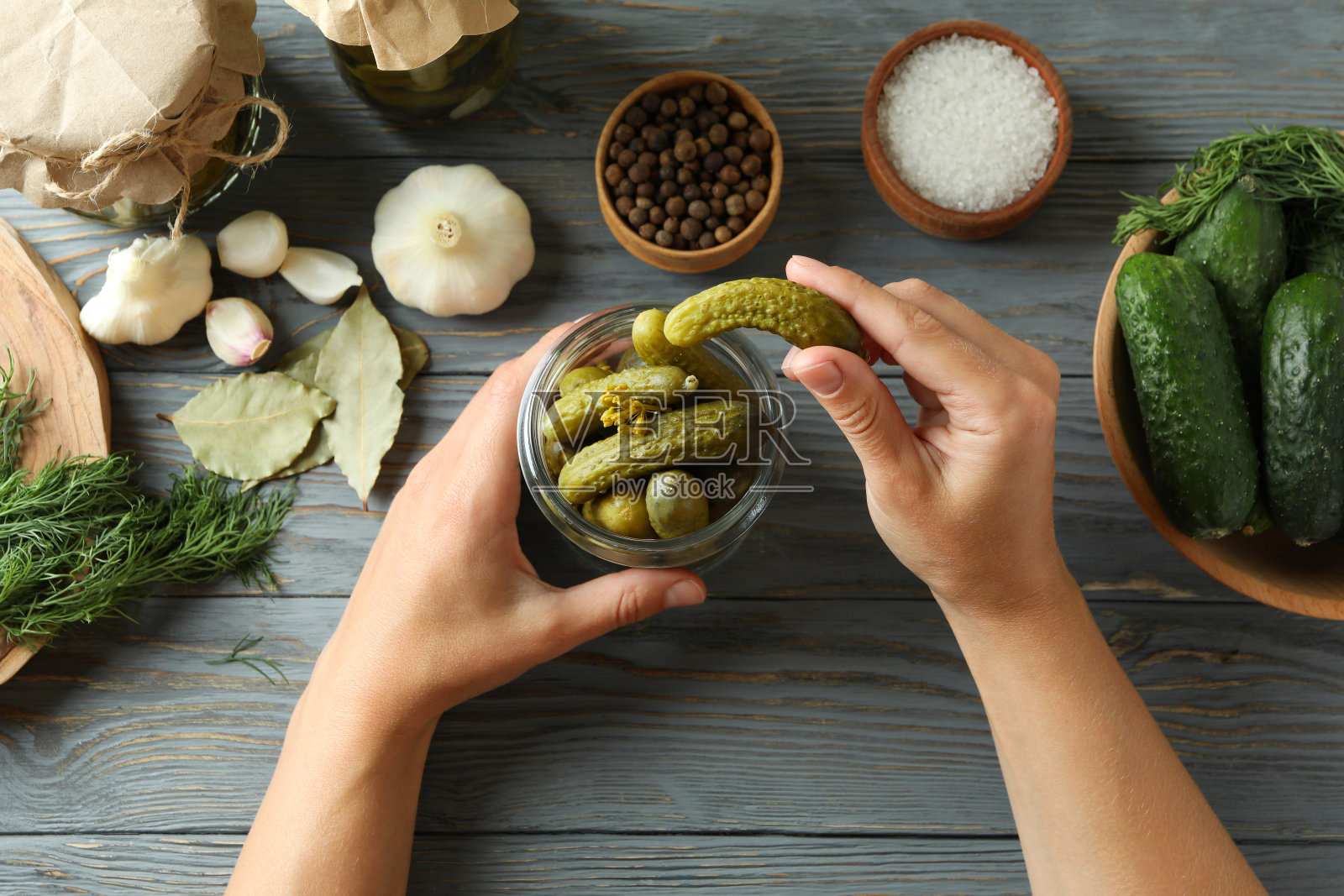 在灰色木桌上烹饪咸菜的概念照片摄影图片