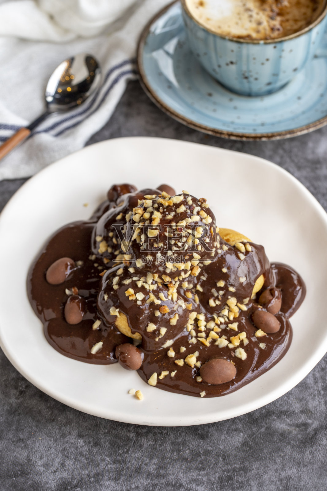 深色背景上的点心。传统的法国美食。加有巧克力和榛子块的点心。近距离照片摄影图片