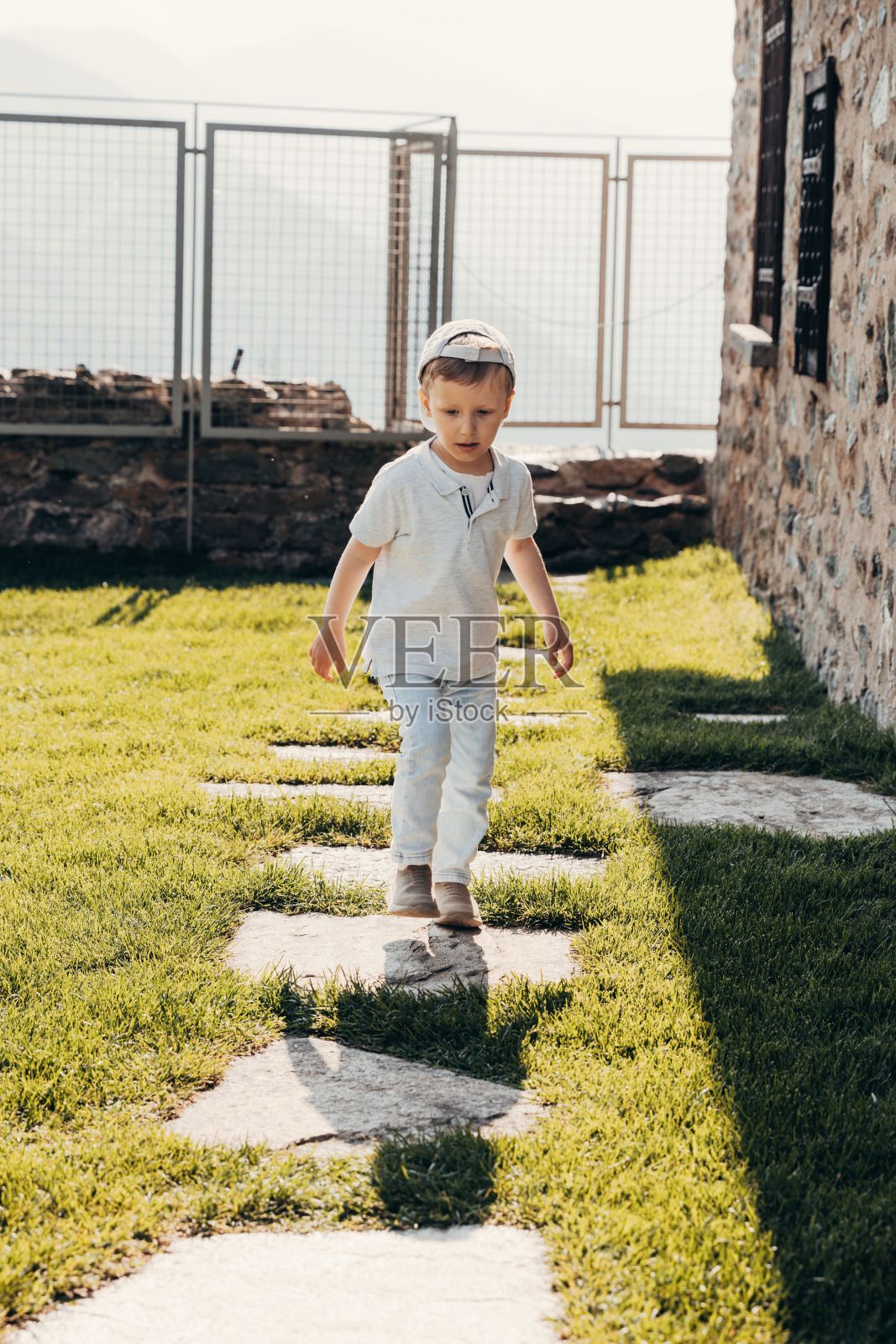 一个可爱的小男孩在公园里玩得很开心照片摄影图片