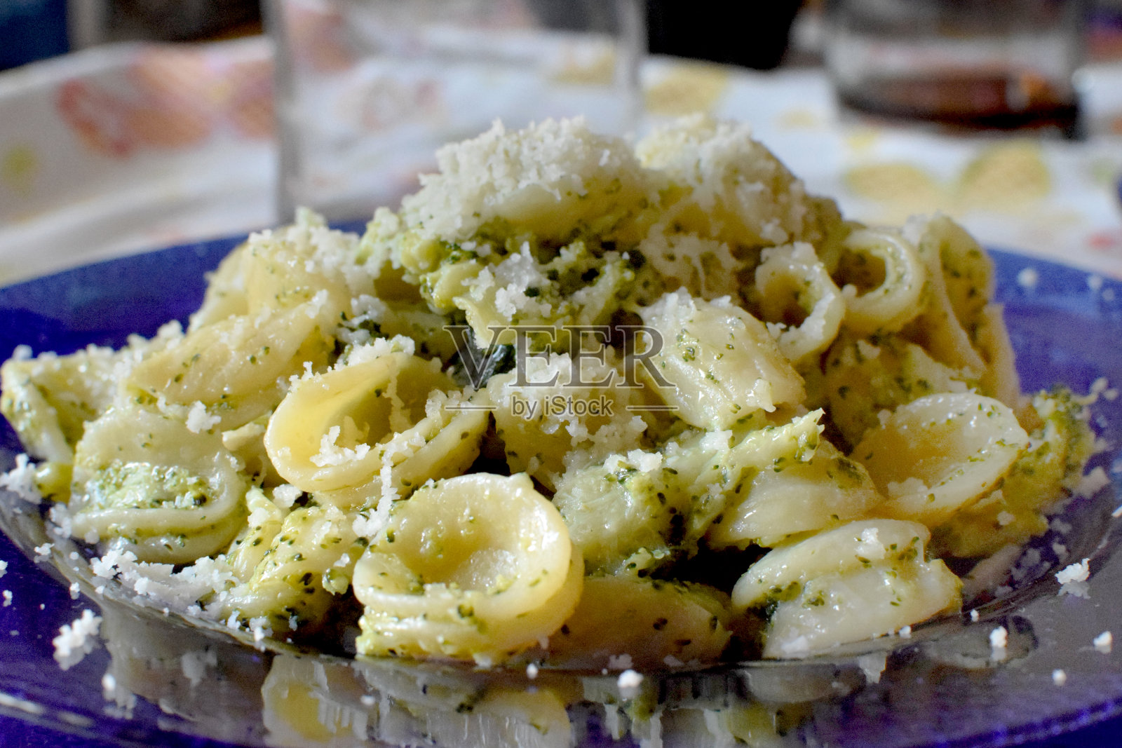 牛耳头配西兰花和帕尔马干酪照片摄影图片