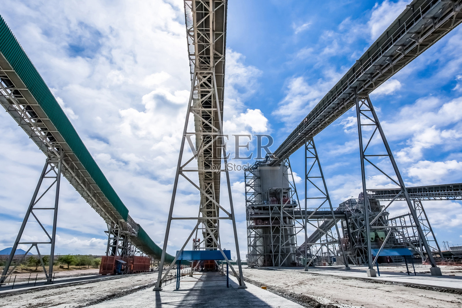 湛蓝多云的天空背景下的露天铂矿业照片摄影图片
